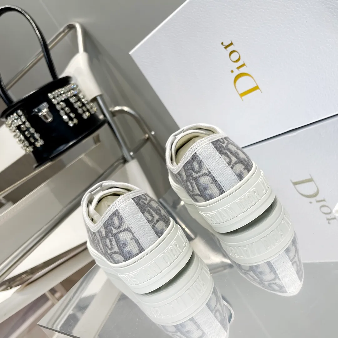 👟👟Ex-factory price 480👟👟 After half a year of repeated debugging♻️Taikoo Hui original purchased, upgraded and shipped ♻️DIOR embroidered sneakers series Double-sided three-dimensional embroidery of pure cotton silk, ♻️True to the original 1🆚1 shipment, from hardware, shoelaces, outsole, 👟👟factory price U mid-pad... The upper fabric is double-sided pure cotton silk three-dimensional electric embroidery ♻️▪️Foot pads: imported cowhide of the same color, comfortable to the feet ▪️My last version is exactly the same as Z👟👟factory price, welcome to compare with three companies I have 36 most complete colors, code number: 35-40